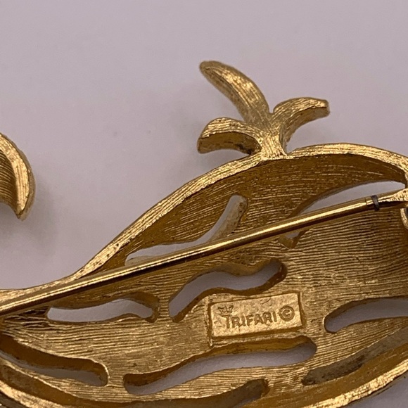 Vintage gold tone Trifari whale brooch - Picture 3 of 4